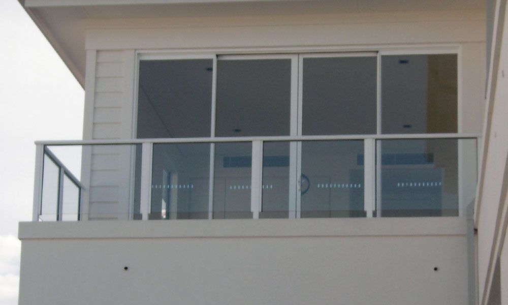 Horizon Glass Balustrade with White Rail